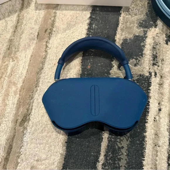 Sky Blue AirPod Pro Max barley used - Picture 11 of 14